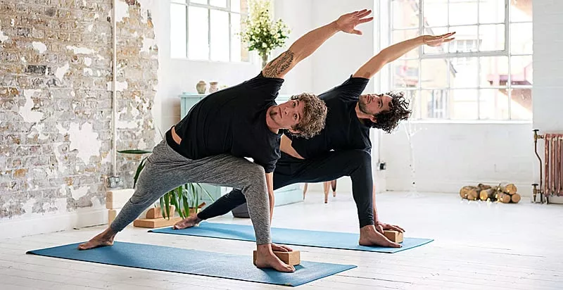 Ηλικιωμένοι κάνουν γιόγκα